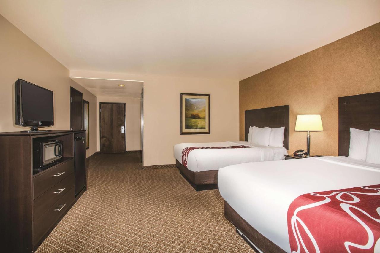La Quinta By Wyndham Ely Hotel Exterior photo