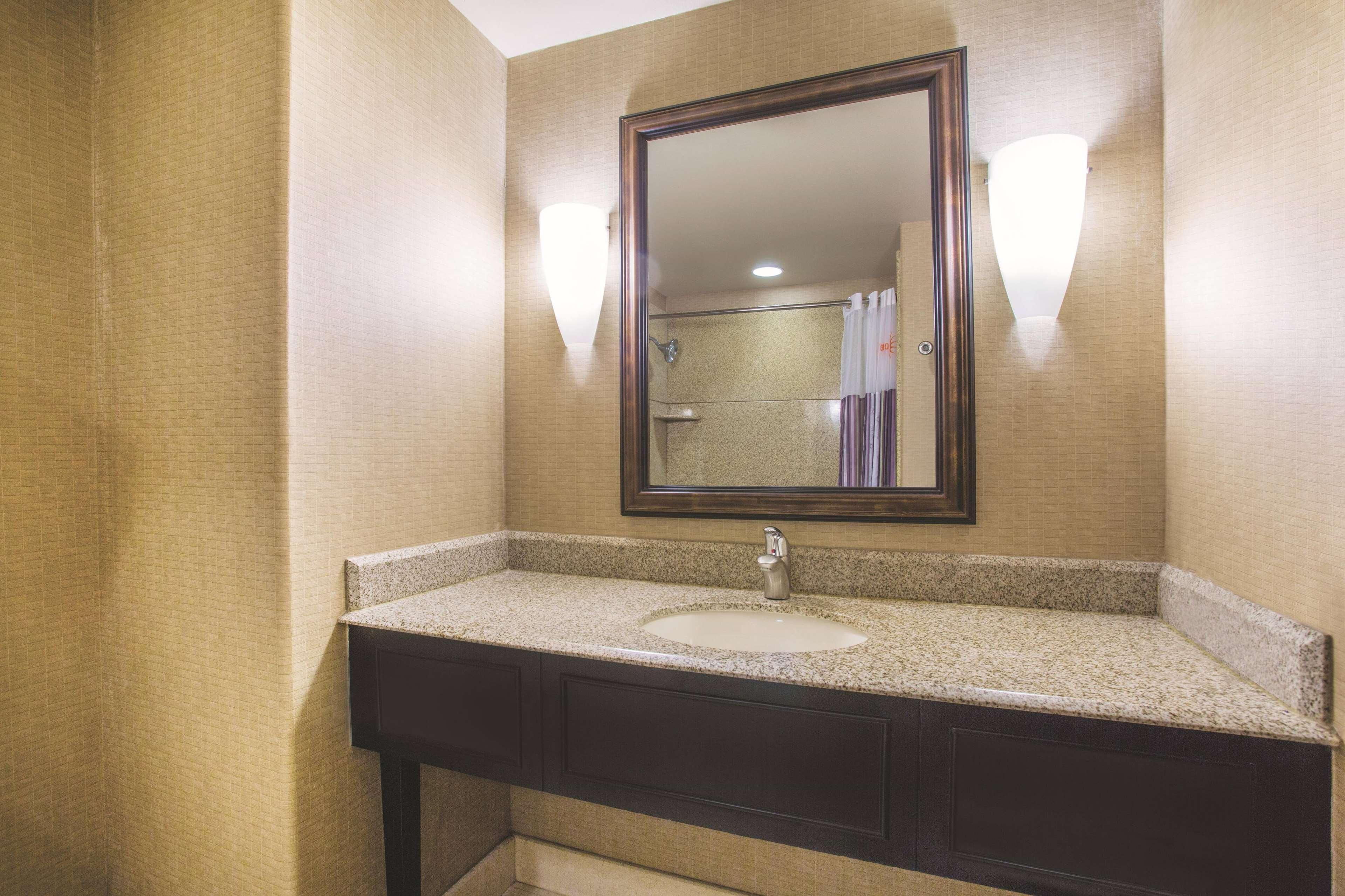 La Quinta By Wyndham Ely Hotel Exterior photo