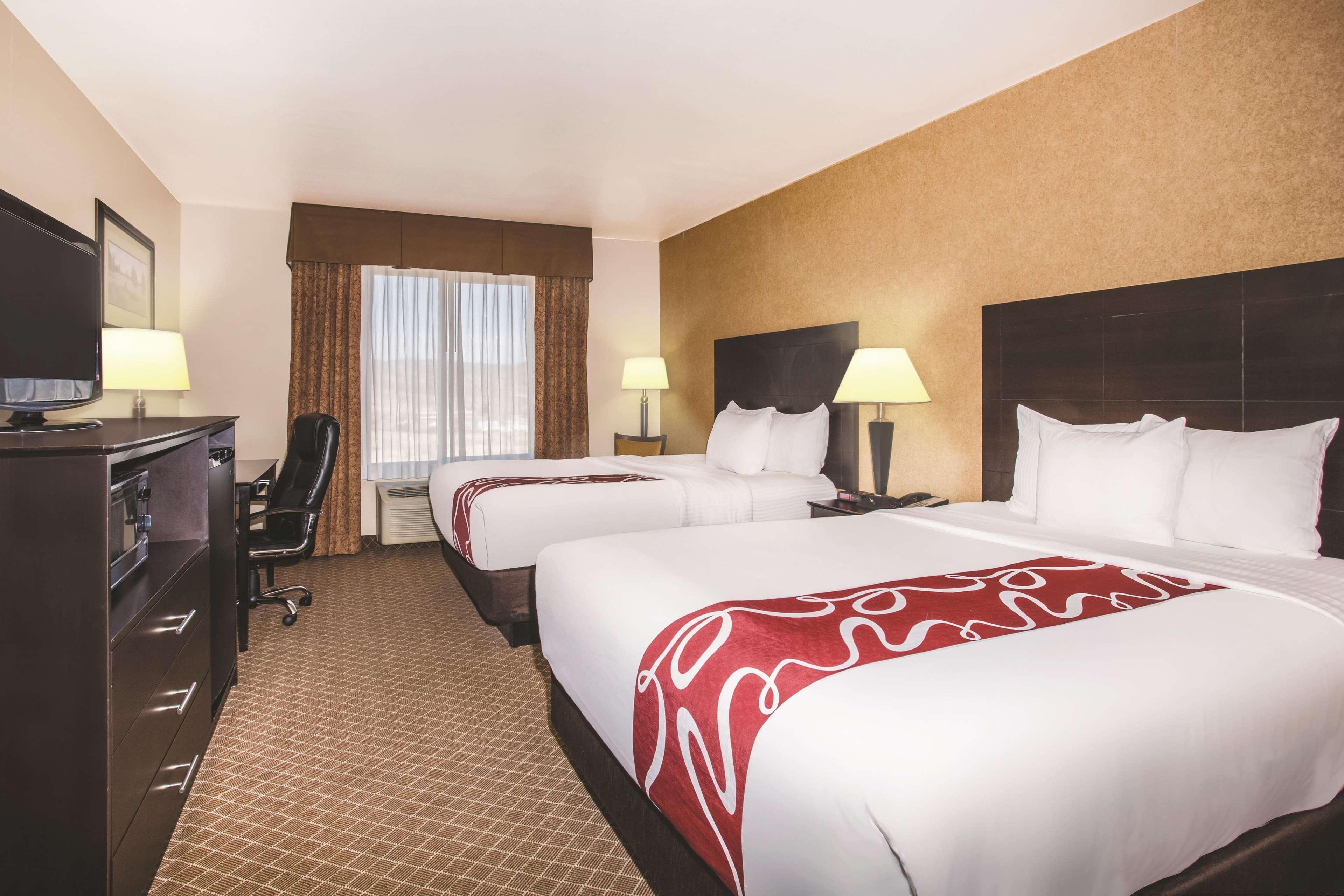 La Quinta By Wyndham Ely Hotel Exterior photo