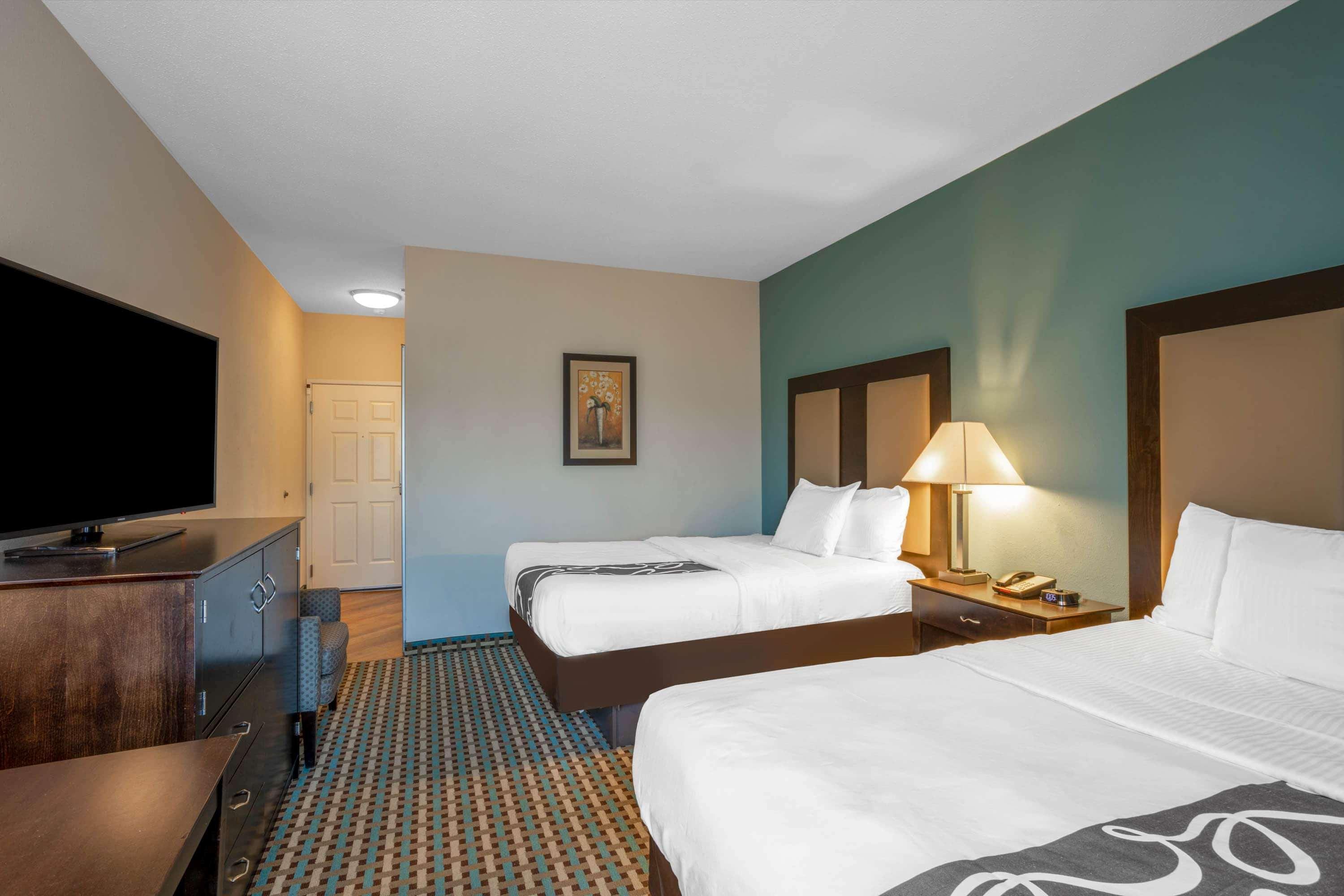 La Quinta By Wyndham Ely Hotel Exterior photo