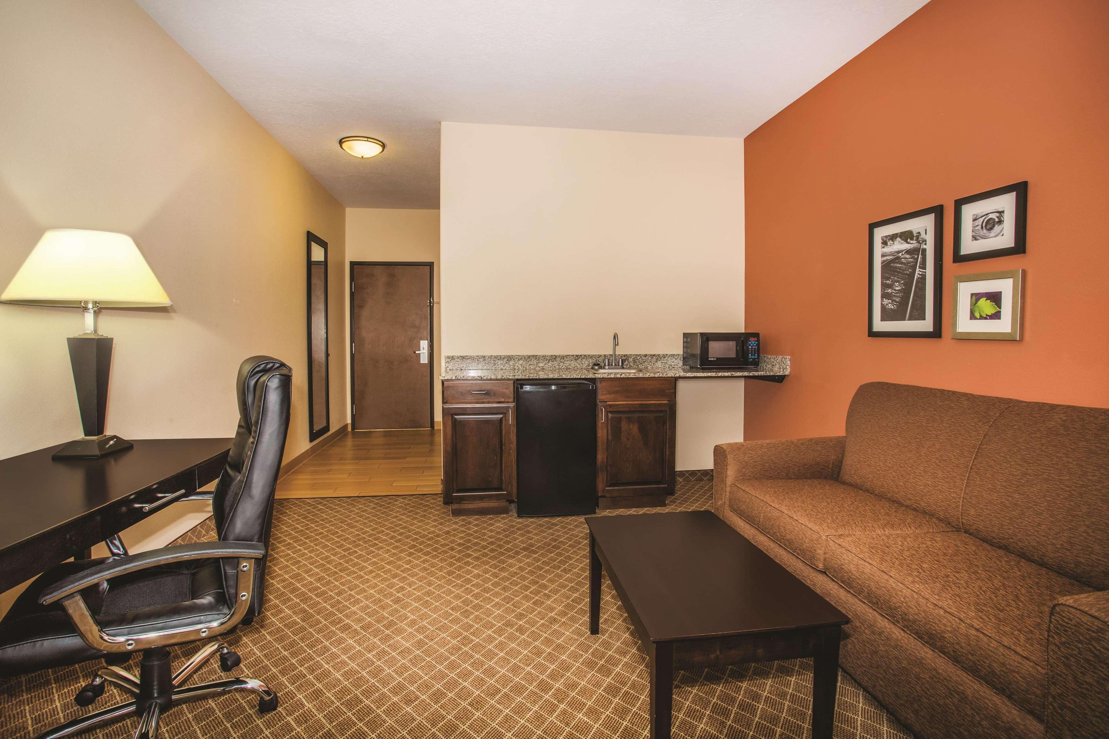 La Quinta By Wyndham Ely Hotel Exterior photo