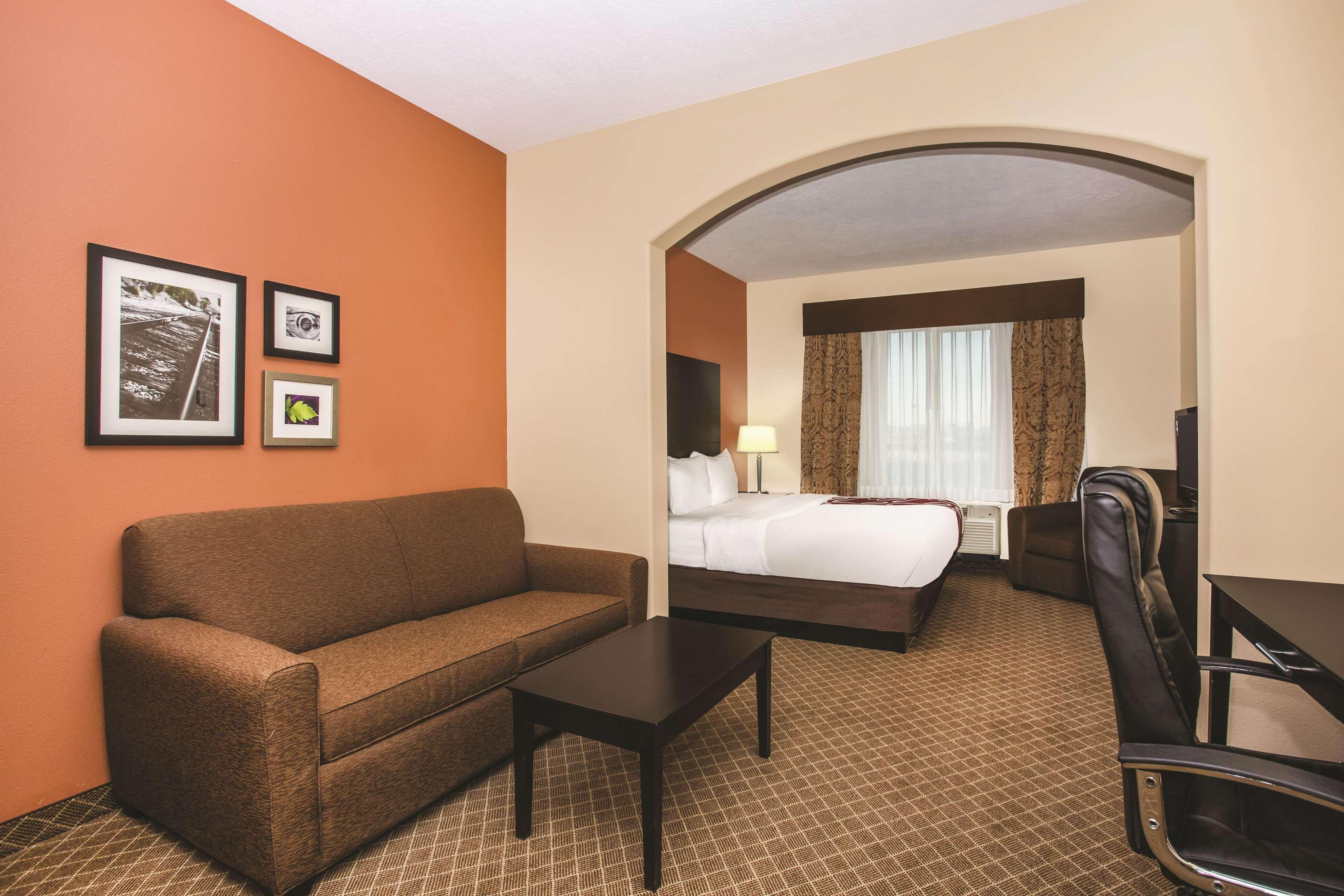 La Quinta By Wyndham Ely Hotel Exterior photo