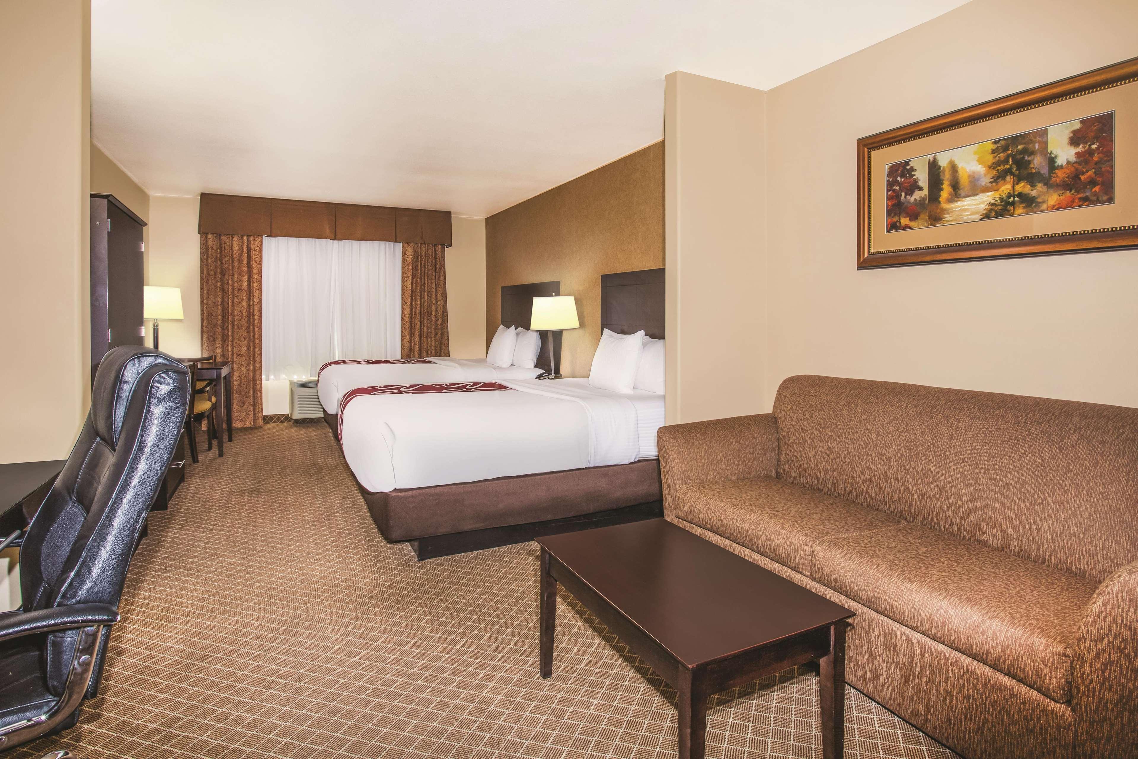 La Quinta By Wyndham Ely Hotel Exterior photo