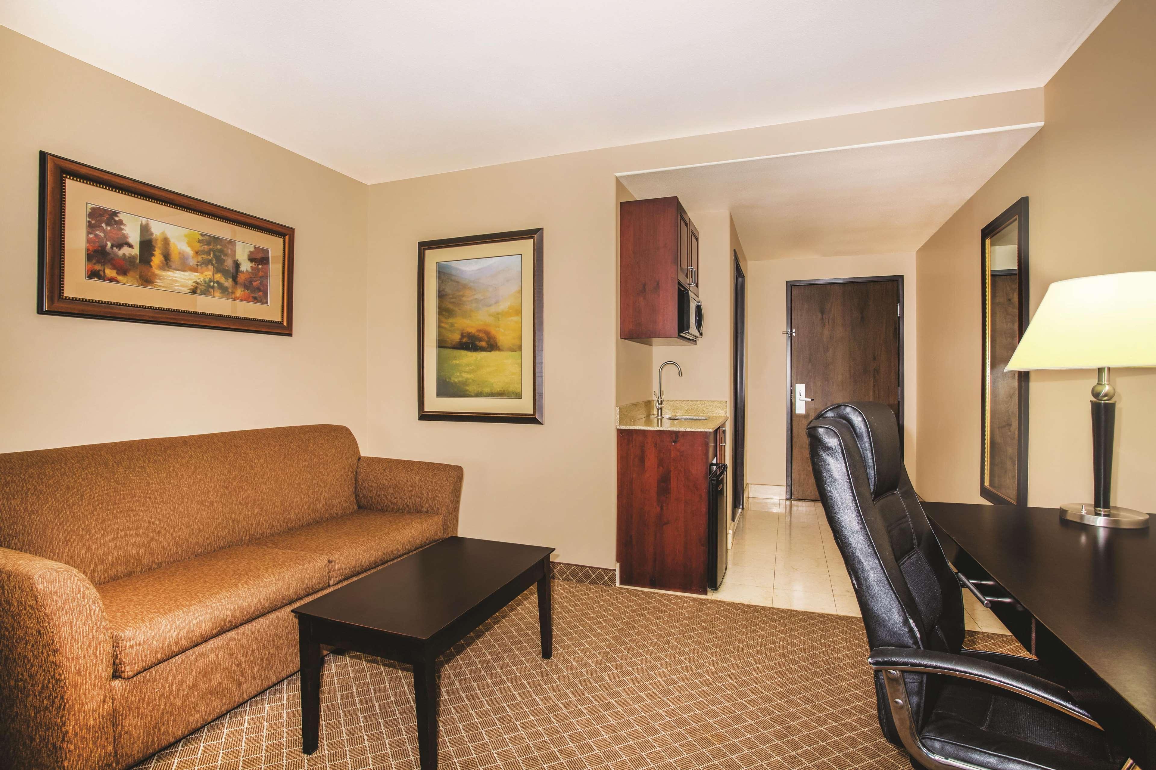La Quinta By Wyndham Ely Hotel Exterior photo