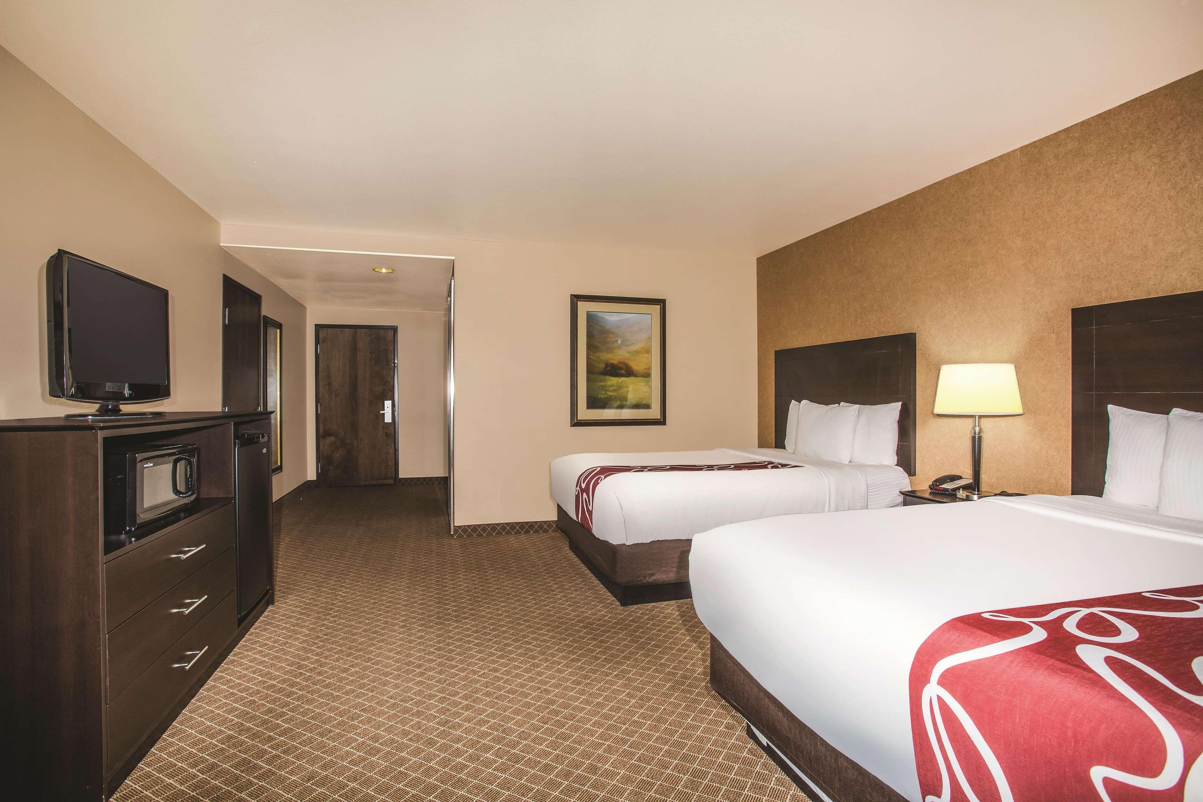 La Quinta By Wyndham Ely Hotel Exterior photo