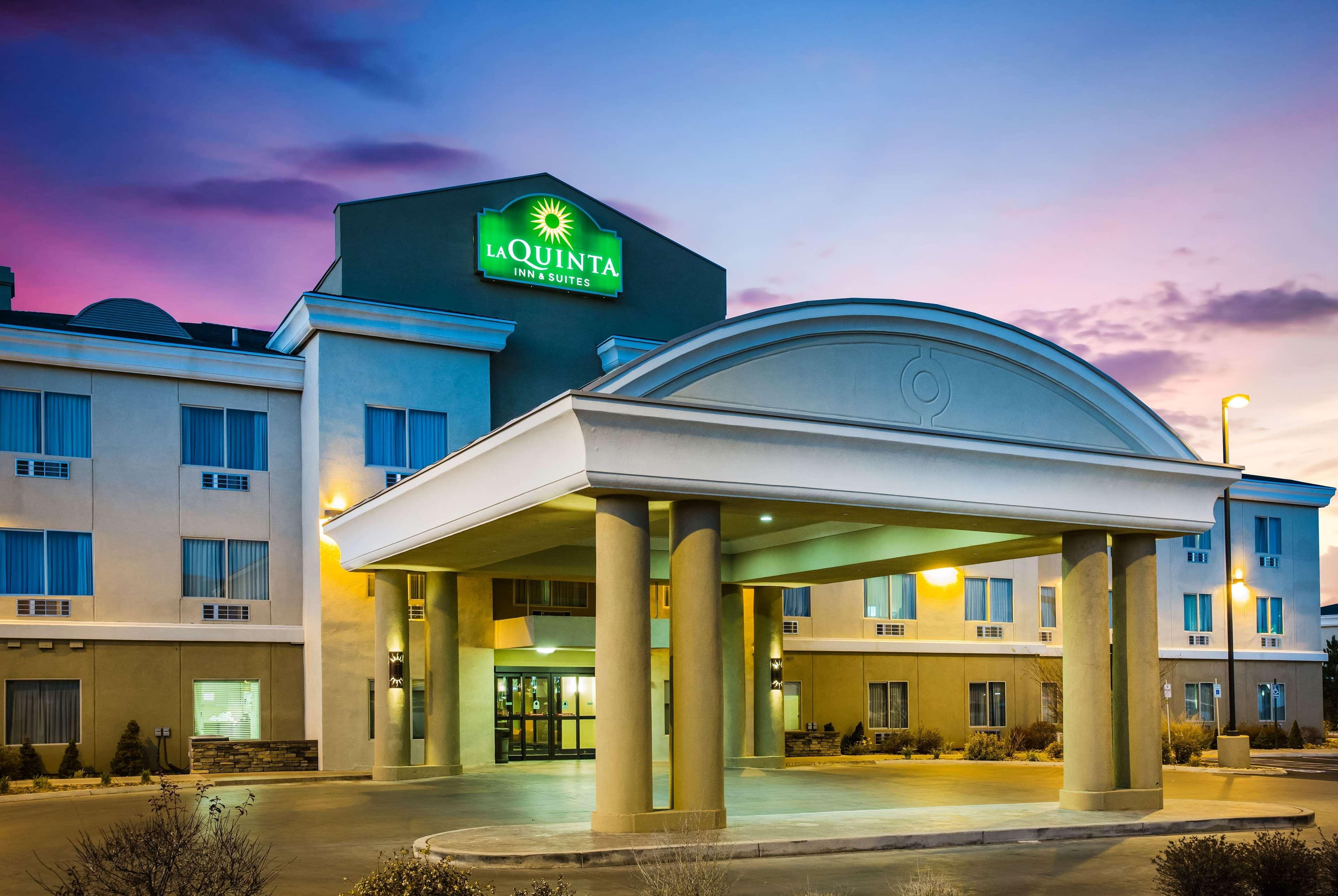 La Quinta By Wyndham Ely Hotel Exterior photo