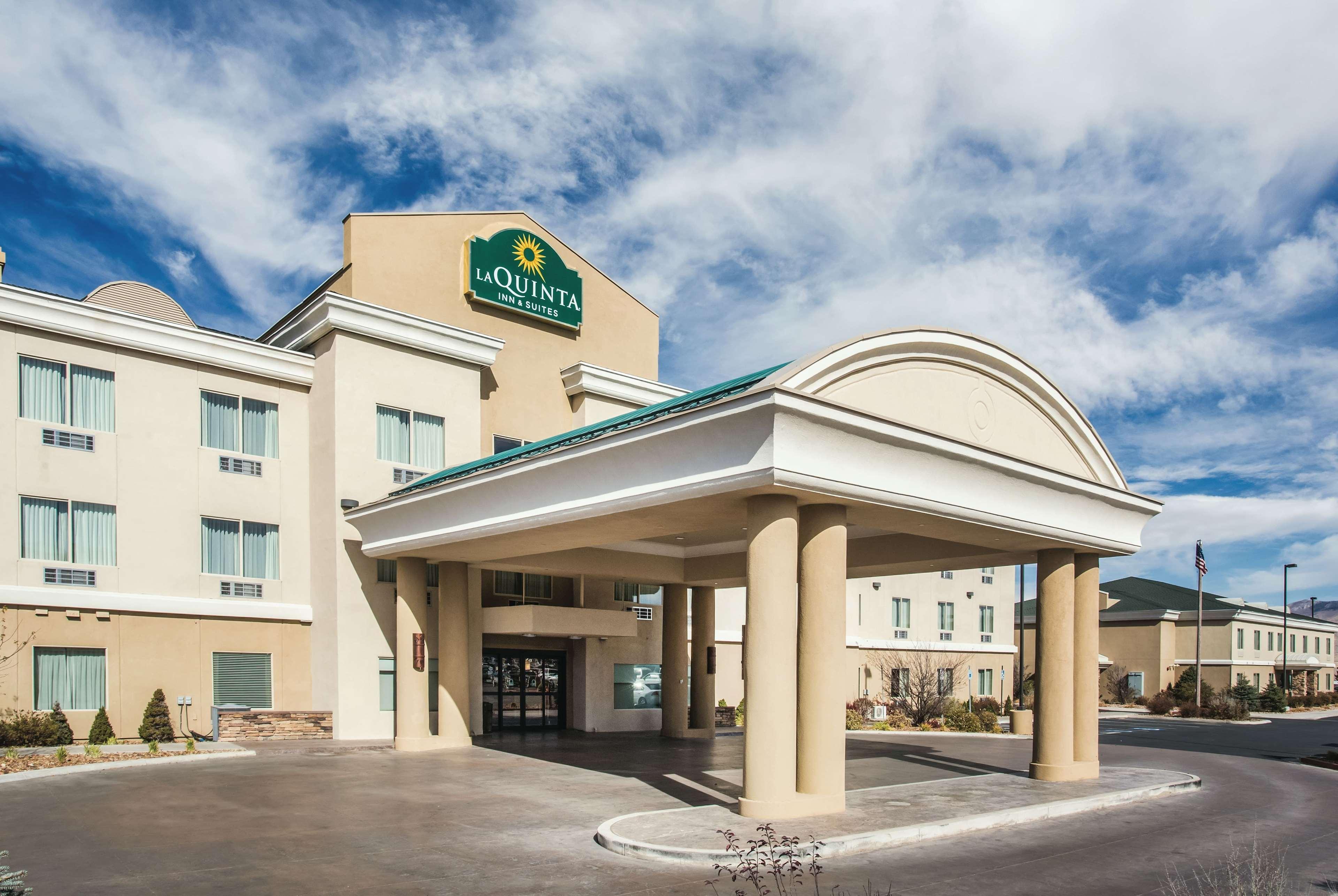 La Quinta By Wyndham Ely Hotel Exterior photo