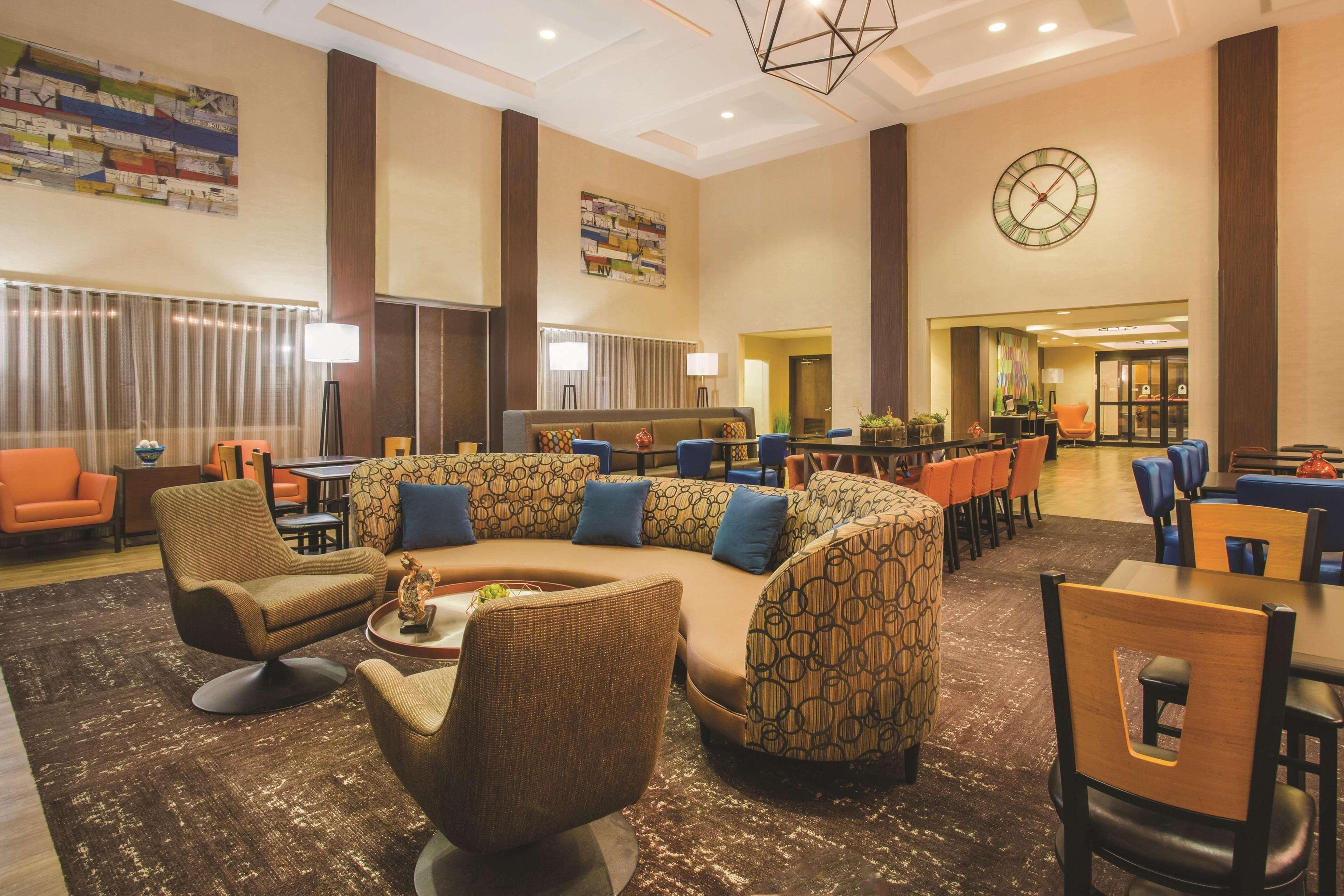 La Quinta By Wyndham Ely Hotel Exterior photo