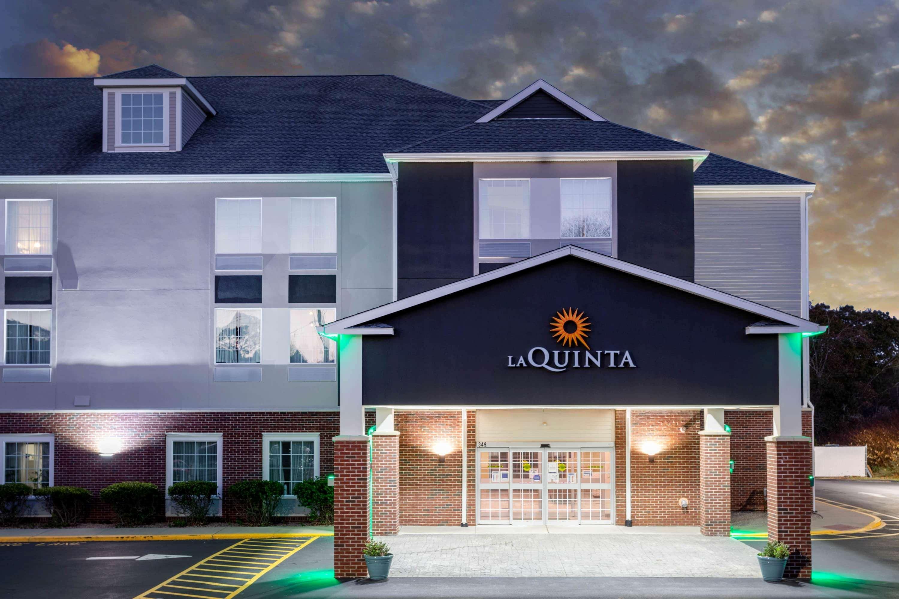 La Quinta By Wyndham Ely Hotel Exterior photo