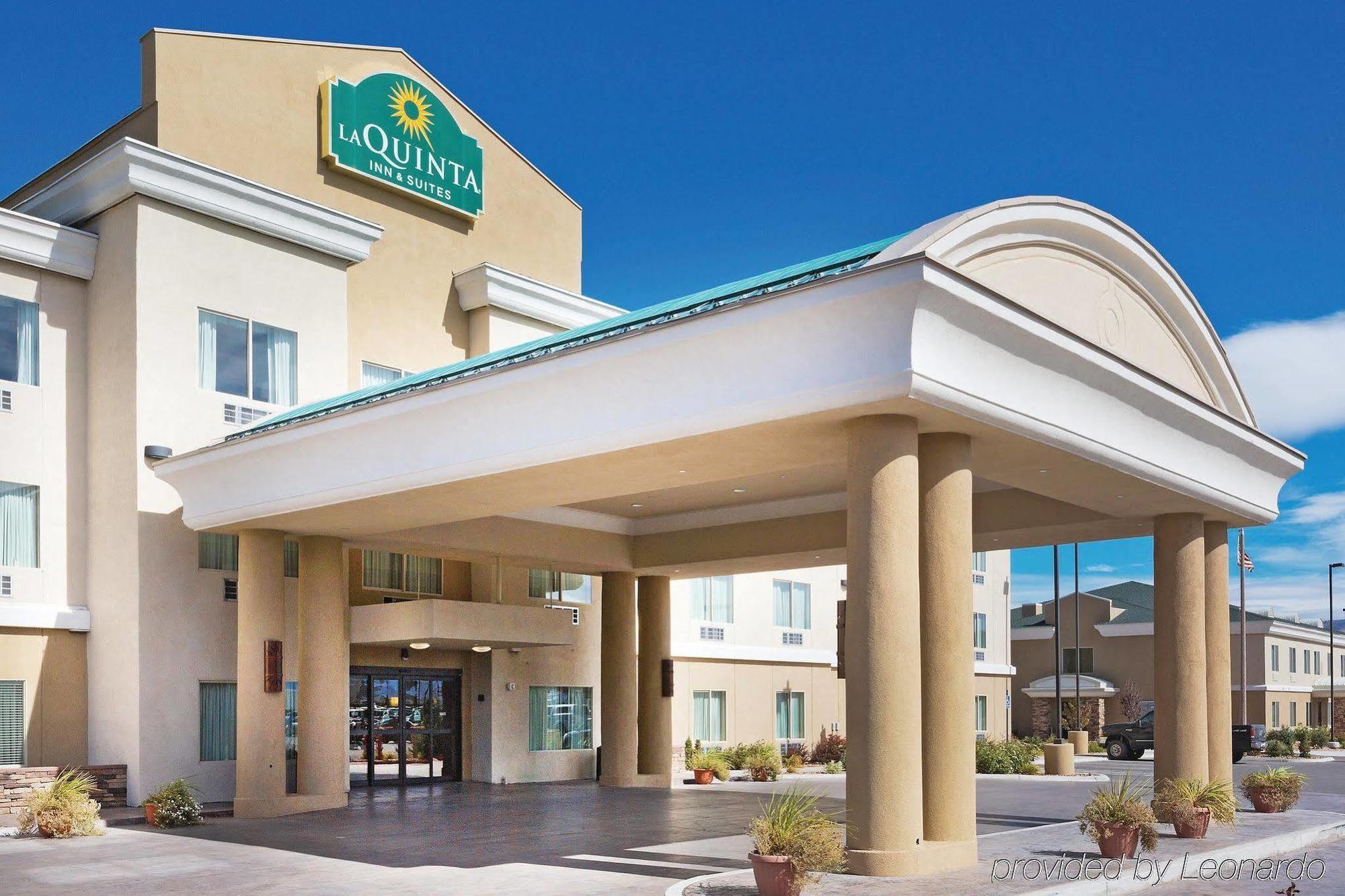 La Quinta By Wyndham Ely Hotel Exterior photo