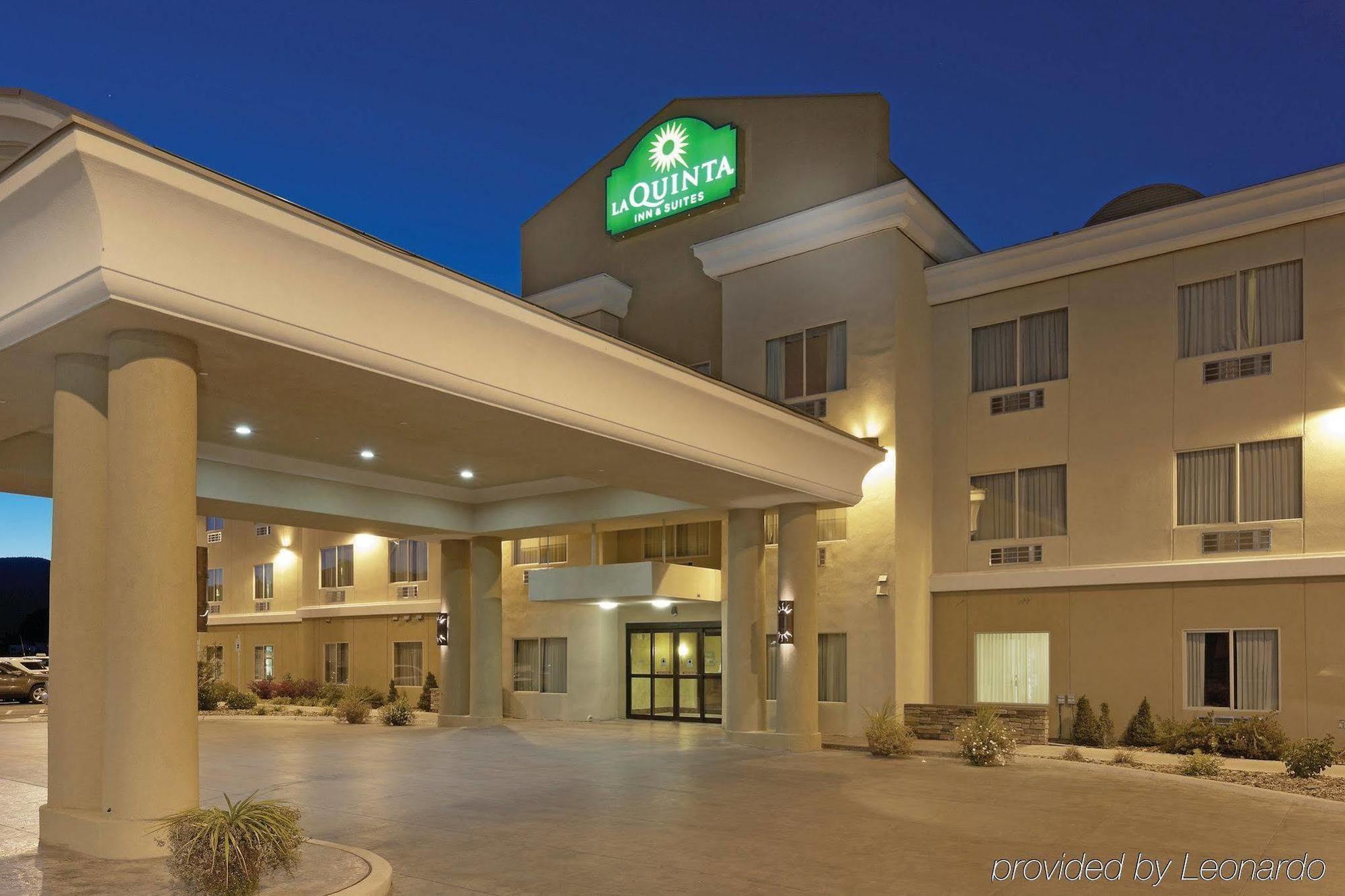 La Quinta By Wyndham Ely Hotel Exterior photo