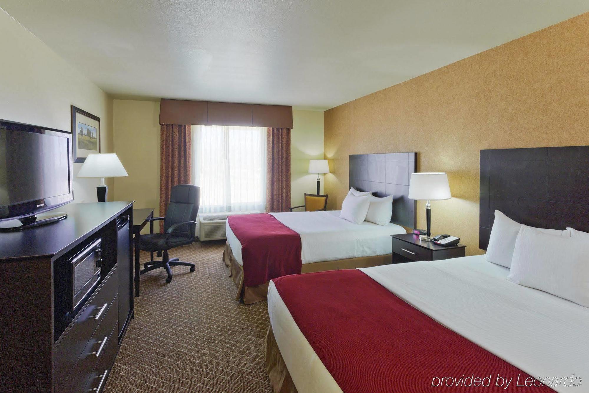 La Quinta By Wyndham Ely Hotel Exterior photo