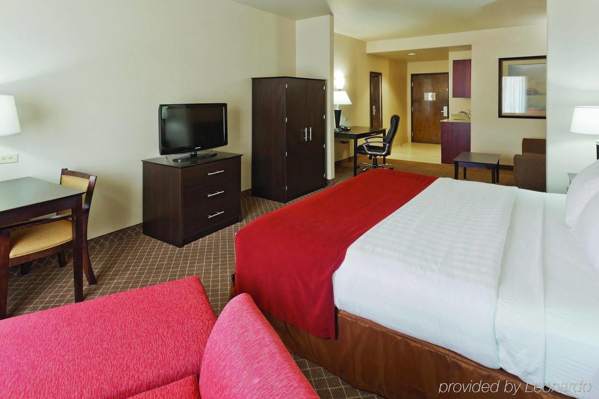 La Quinta By Wyndham Ely Hotel Exterior photo