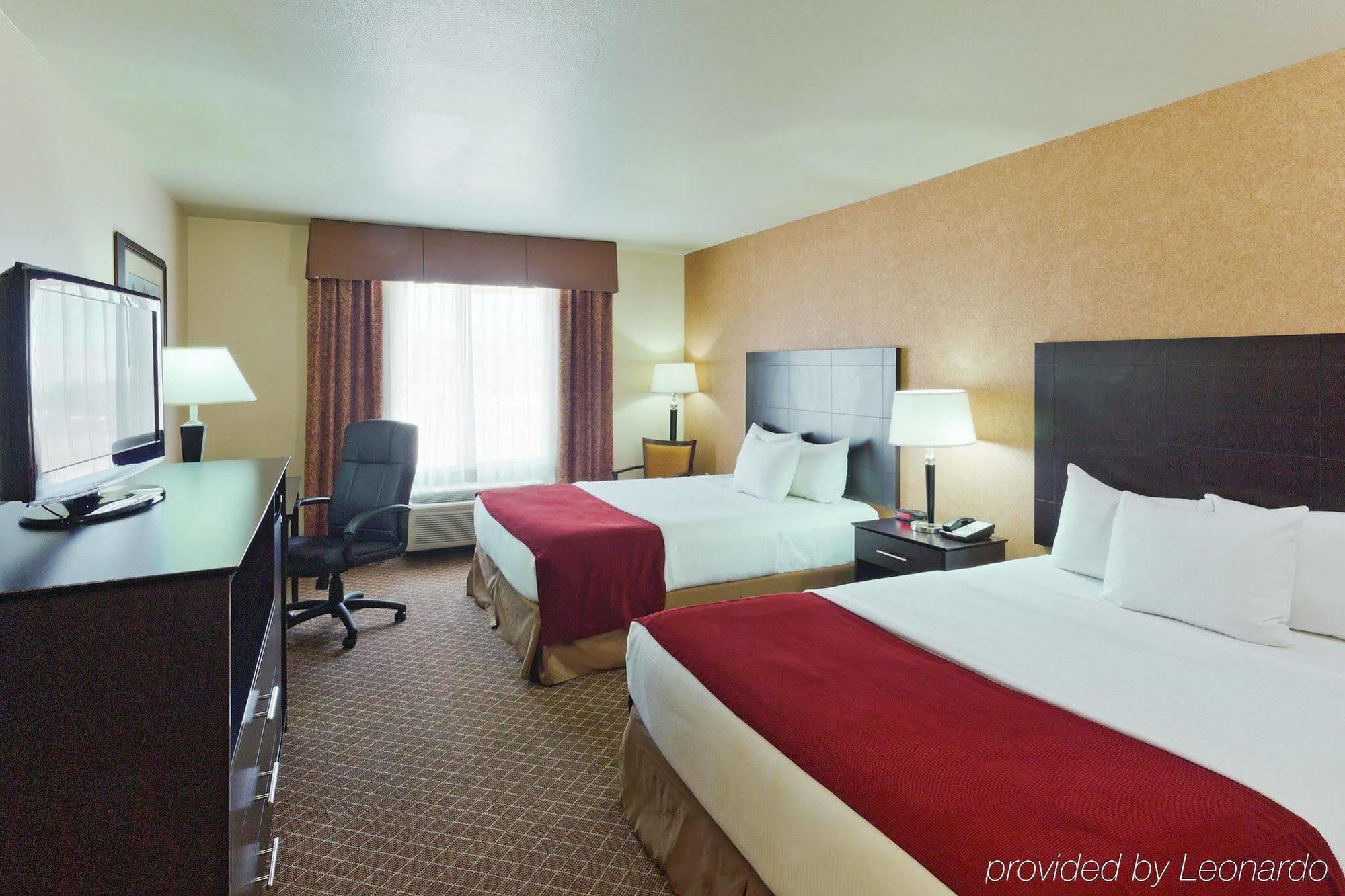 La Quinta By Wyndham Ely Hotel Exterior photo