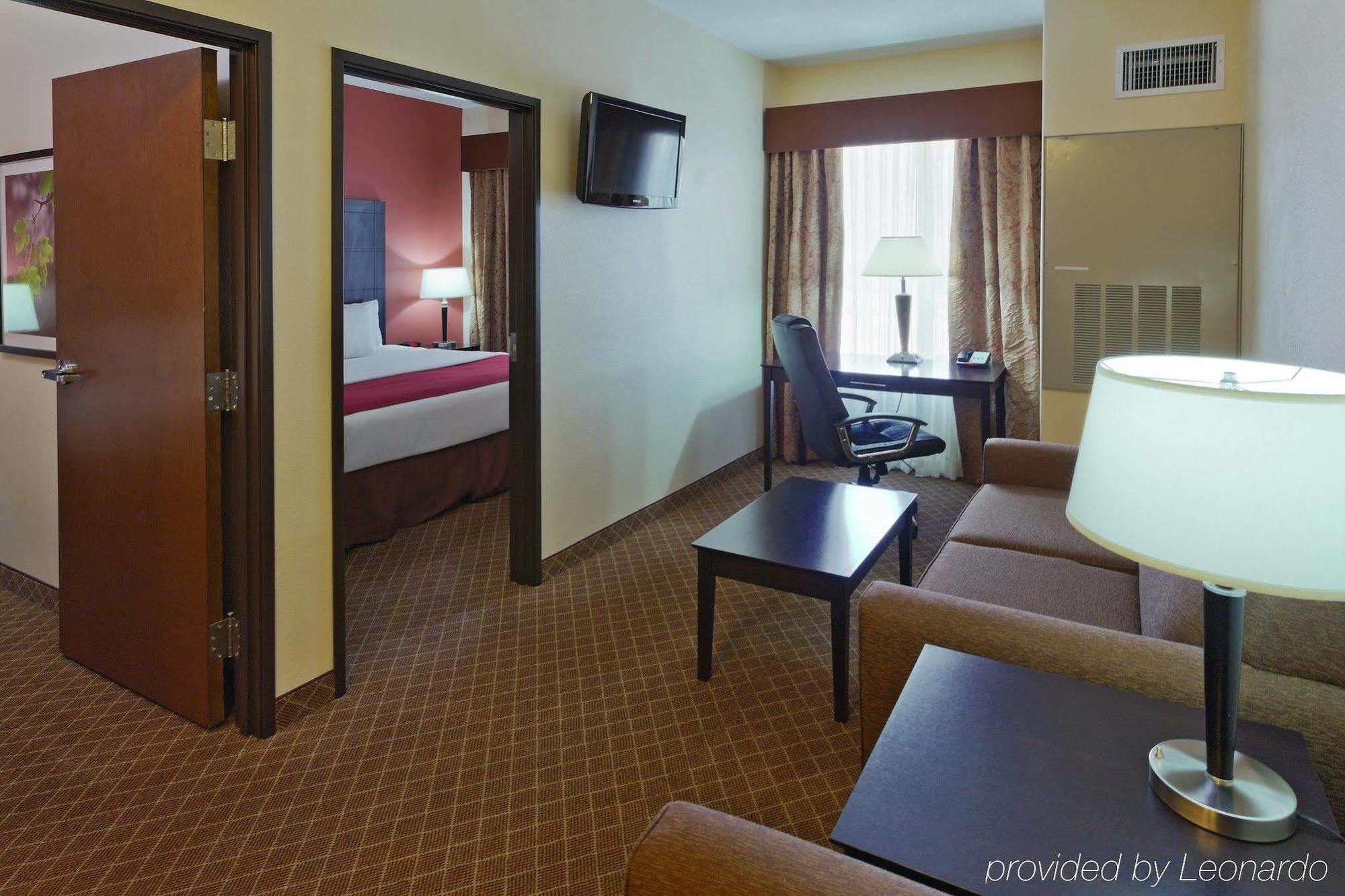 La Quinta By Wyndham Ely Hotel Exterior photo