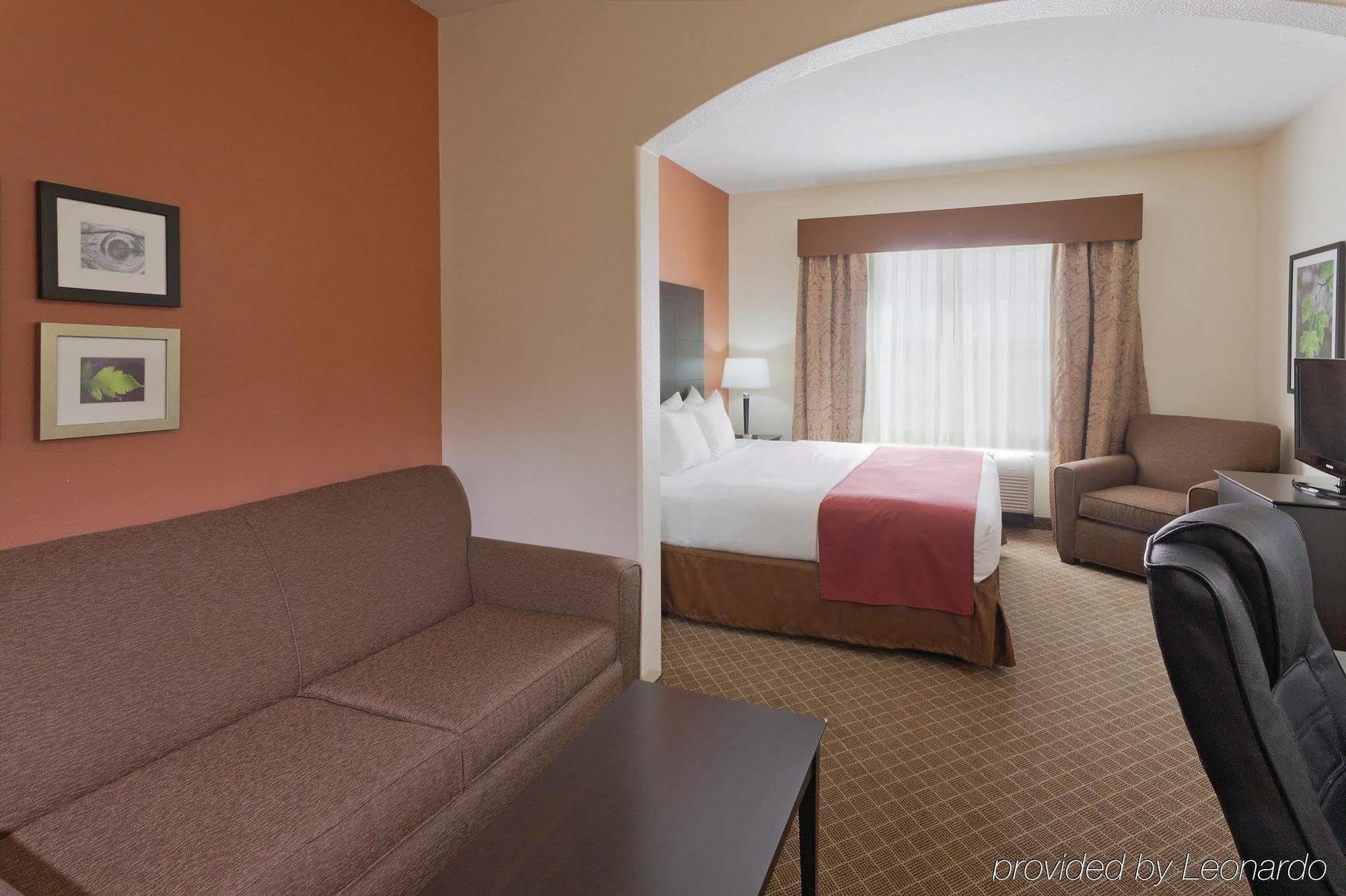 La Quinta By Wyndham Ely Hotel Exterior photo
