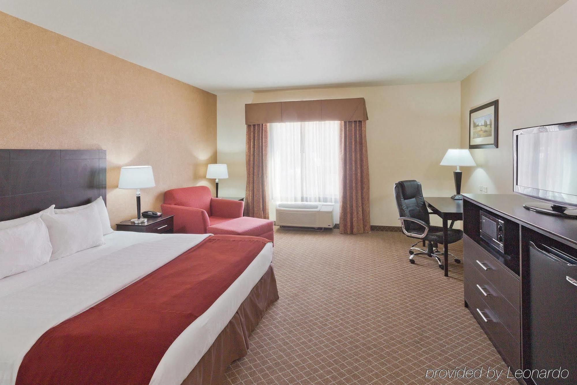 La Quinta By Wyndham Ely Hotel Exterior photo